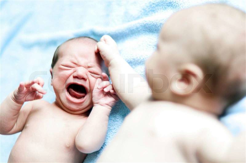 2160367-571902-two-newborn-babies-lie-on-the-blue-sheets-and-fighting.jpg