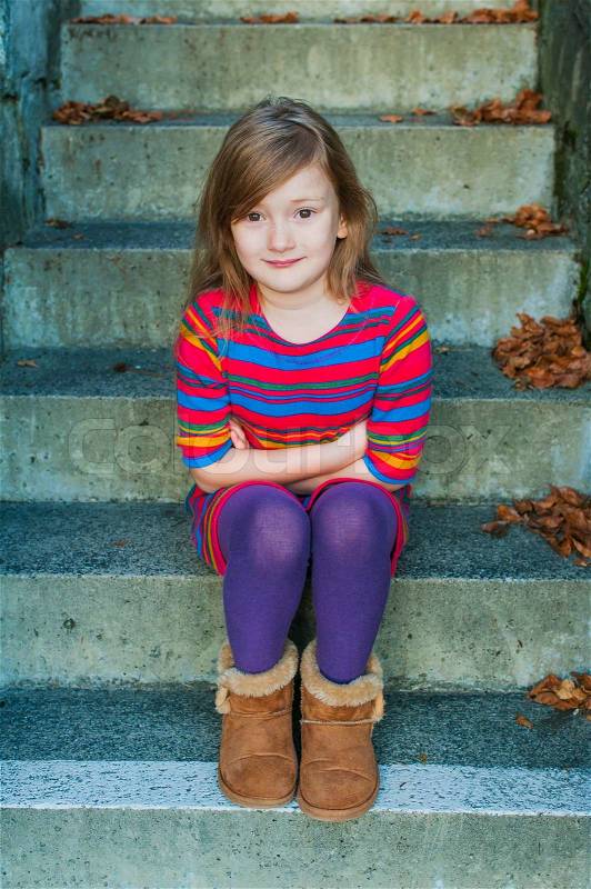Girl sitting on steps | Premium Photo
