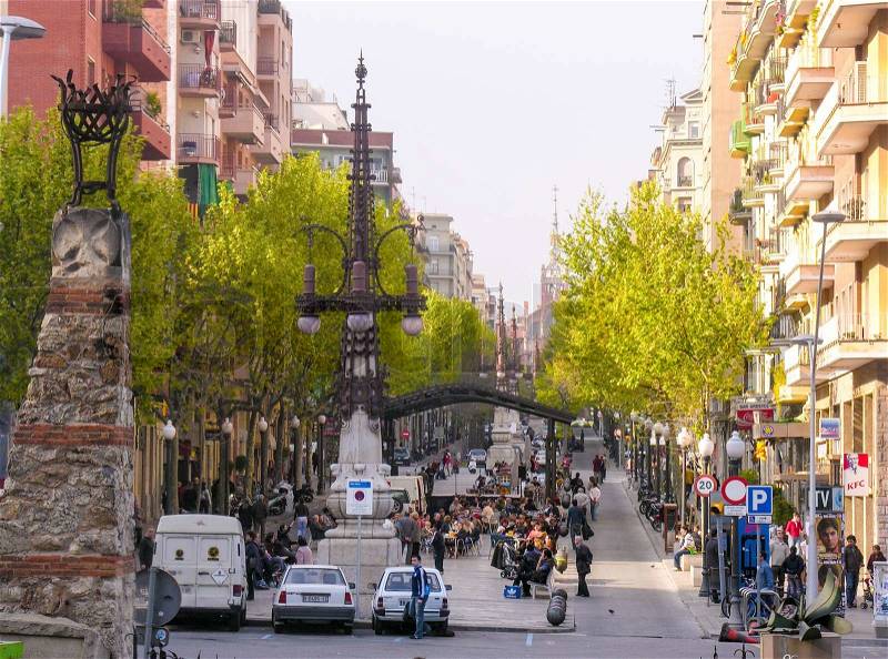 BARCELONA, SPAIN - MAY 21, 2005: Tourists enjoy city life on a beautiful spring day. More than 7 million people visit the city every year, stock photo