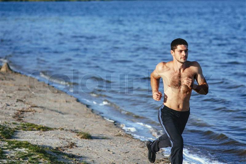 Sportsmen man vsonyachnyy day to jog , stock photo
