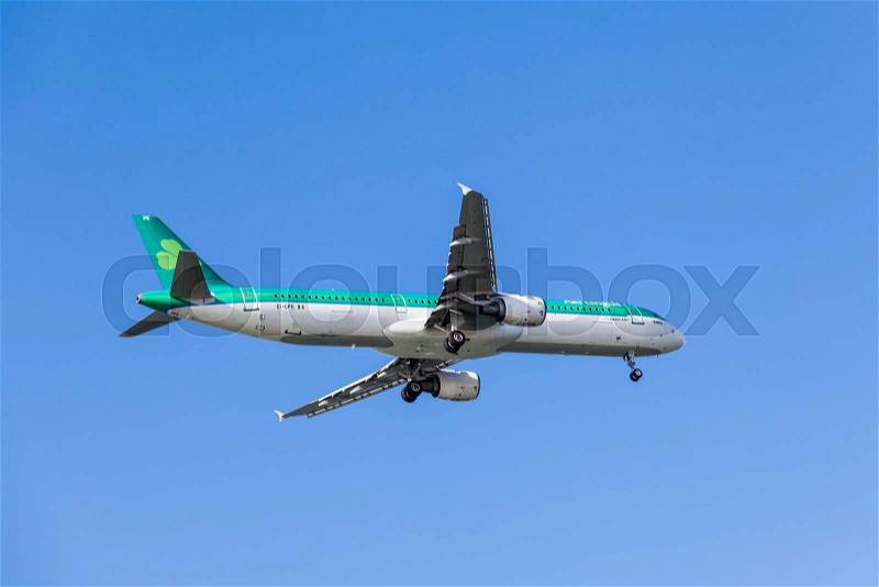 FARO, PORTUGAL - MAI 09 : A321 Aer Lingus Flights aeroplane lands at Faro International Airport, on Mai 09, 2015 in Faro, Portugal, stock photo