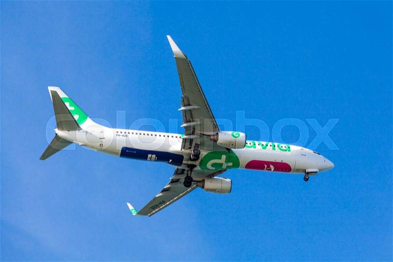 FARO,PORTUGAL-MAY 09: A Transavia Boeing 737 approaching to the Faro International Airport, May 09, 2015 in Faro, Portugal, stock photo