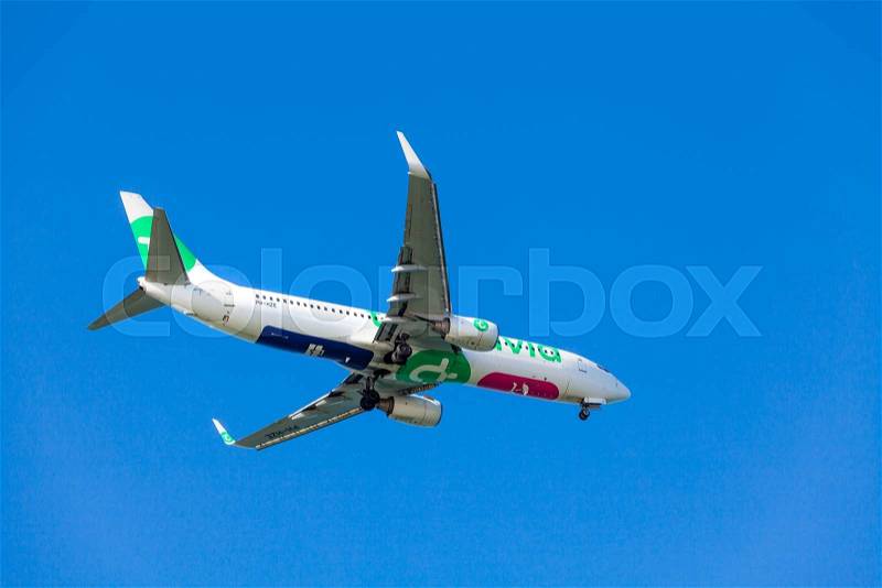 FARO,PORTUGAL-MAY 09: A Transavia Boeing 737 approaching to the Faro International Airport, May 09, 2015 in Faro, Portugal, stock photo