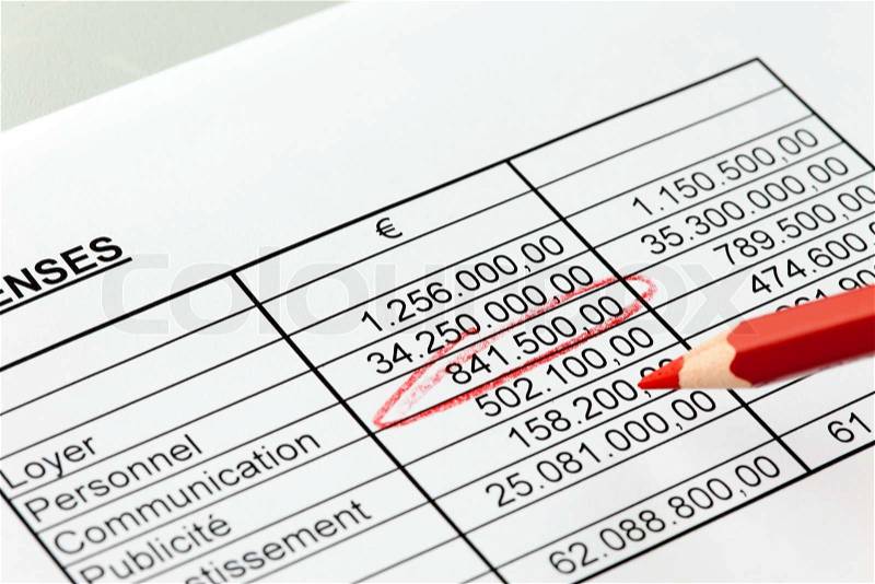Pay a statistic with a red pen in French language, stock photo