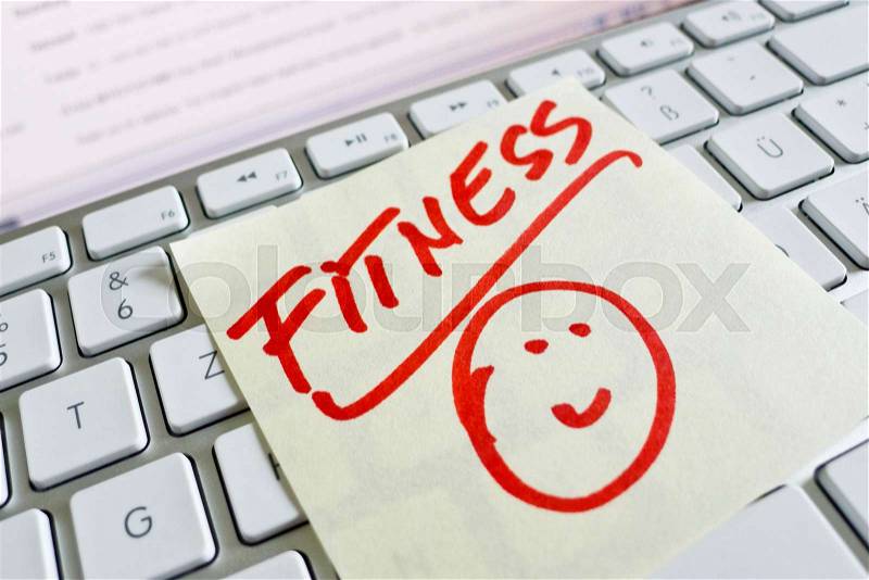 A memo is on the keyboard of a computer as a reminder: fitness, stock photo