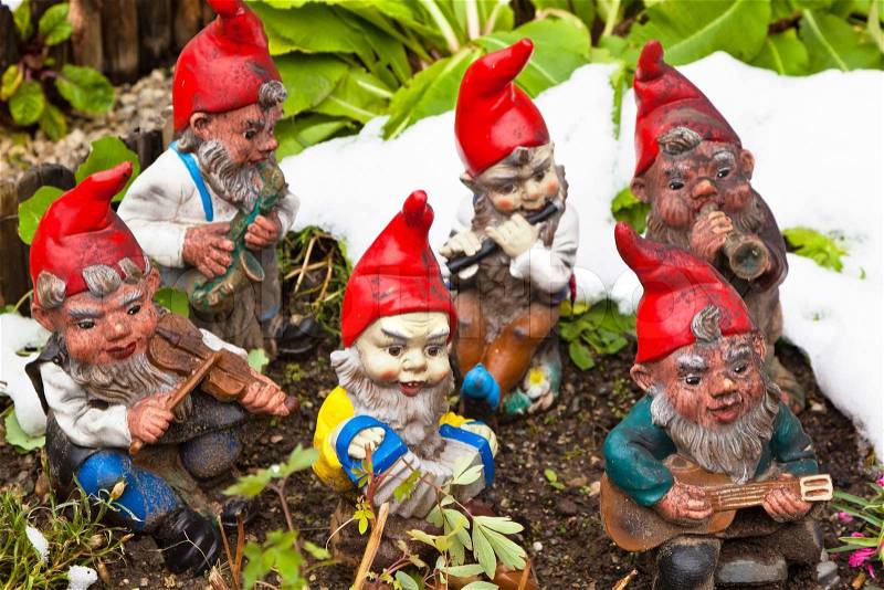 Baštenski patuljci  2743880-many-garden-gnomes-in-a-garden-kitsch-is-fun