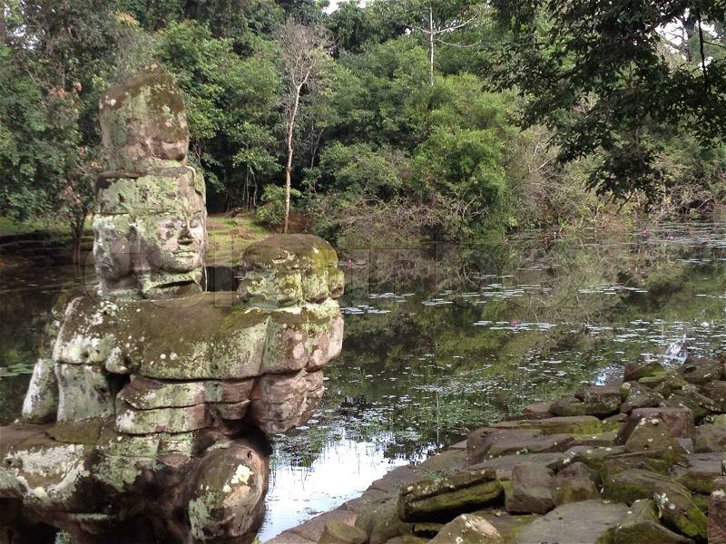 Dans la cité d\'Angkor, à l\'entrée d\'un temple, la nature et la verdeur qui nous frappe continuellement, stock photo